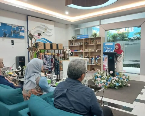 Ketua Dekranasda Kota Depok, Siti Barkah Hasanah meresmikan Toko Oleh-oleh DDM di Kantor PT Tirta Asasta di Jalan Legong Raya, Kecamatan Sukmajaya, Jumat