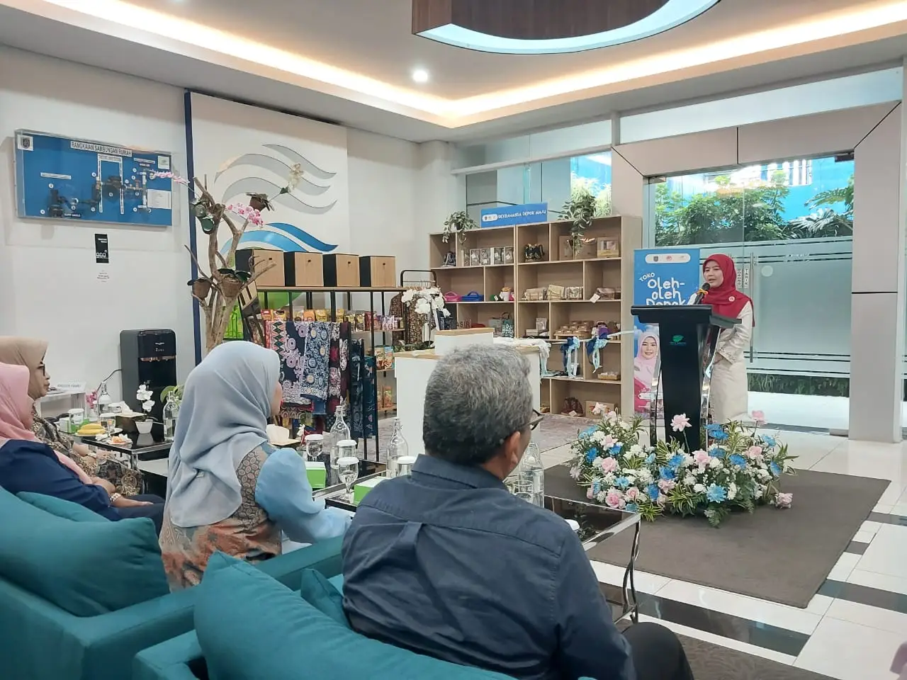 Ketua Dekranasda Kota Depok, Siti Barkah Hasanah meresmikan Toko Oleh-oleh DDM di Kantor PT Tirta Asasta di Jalan Legong Raya, Kecamatan Sukmajaya, Jumat