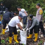 Wakil Wali Kota Depok, Chandra Rahmansyah, kembali turun langsung dalam aksi bersih-bersih Sungai Cipinang di wilayah RW 2 dan RW 3, Kelurahan Harjamukti, Kecamatan Cimanggis,