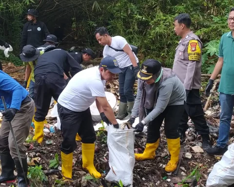Wakil Wali Kota Depok, Chandra Rahmansyah, kembali turun langsung dalam aksi bersih-bersih Sungai Cipinang di wilayah RW 2 dan RW 3, Kelurahan Harjamukti, Kecamatan Cimanggis,