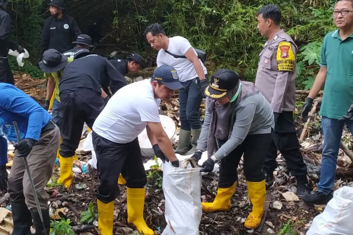 Wakil Wali Kota Depok, Chandra Rahmansyah, kembali turun langsung dalam aksi bersih-bersih Sungai Cipinang di wilayah RW 2 dan RW 3, Kelurahan Harjamukti, Kecamatan Cimanggis,