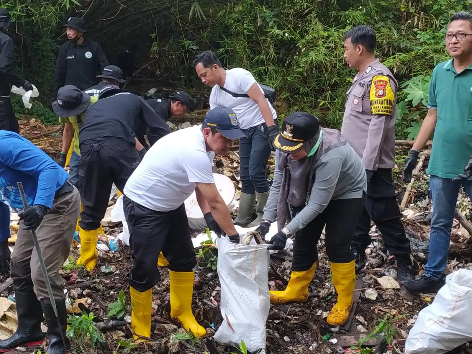 Wakil Wali Kota Depok, Chandra Rahmansyah, kembali turun langsung dalam aksi bersih-bersih Sungai Cipinang di wilayah RW 2 dan RW 3, Kelurahan Harjamukti, Kecamatan Cimanggis,