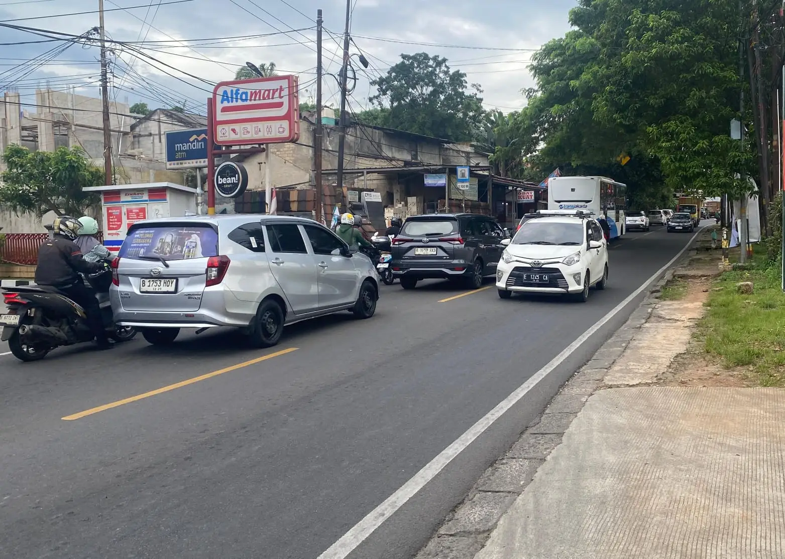 Atasi macet: Inilah jalan Raya Sawangan yang akan diperlebar pada tahun ini untuk mengatasi macet.