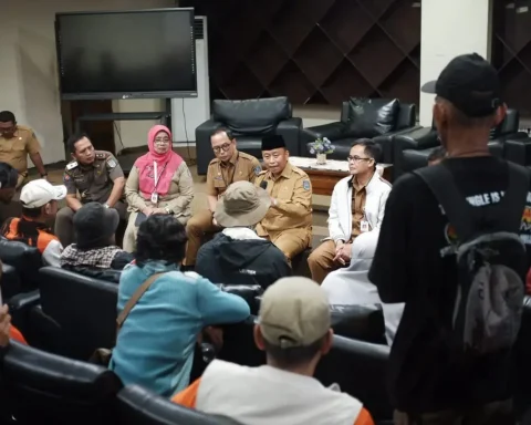 Wali Kota Depok Supian Suri menemui aliansi masyarakat yang memprotes adanya permasalahan soal BPJS.