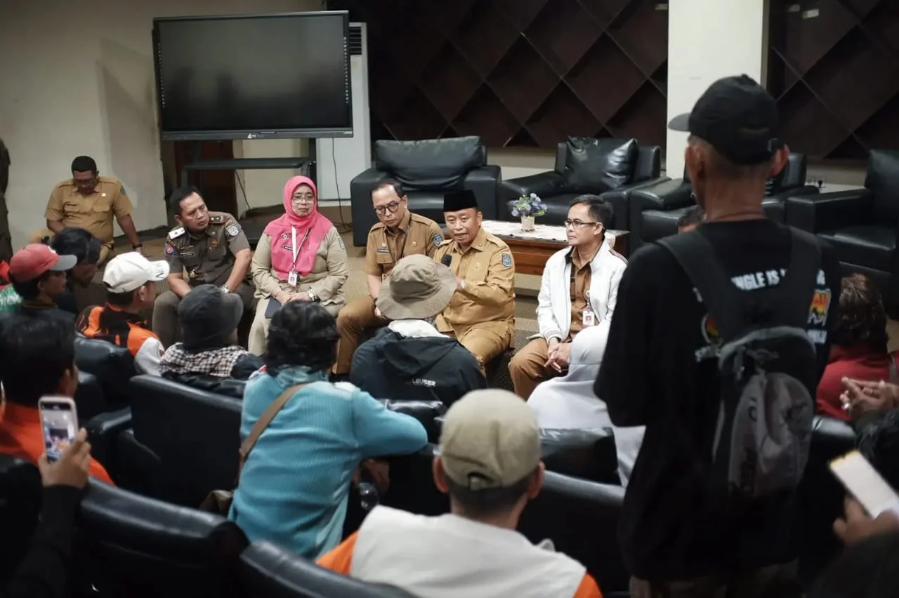 Wali Kota Depok Supian Suri menemui aliansi masyarakat yang memprotes adanya permasalahan soal BPJS.