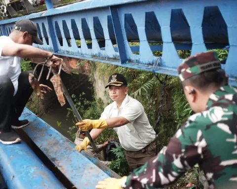Wali Kota Depok Supian Suri turun untuk membersihkan sungai.