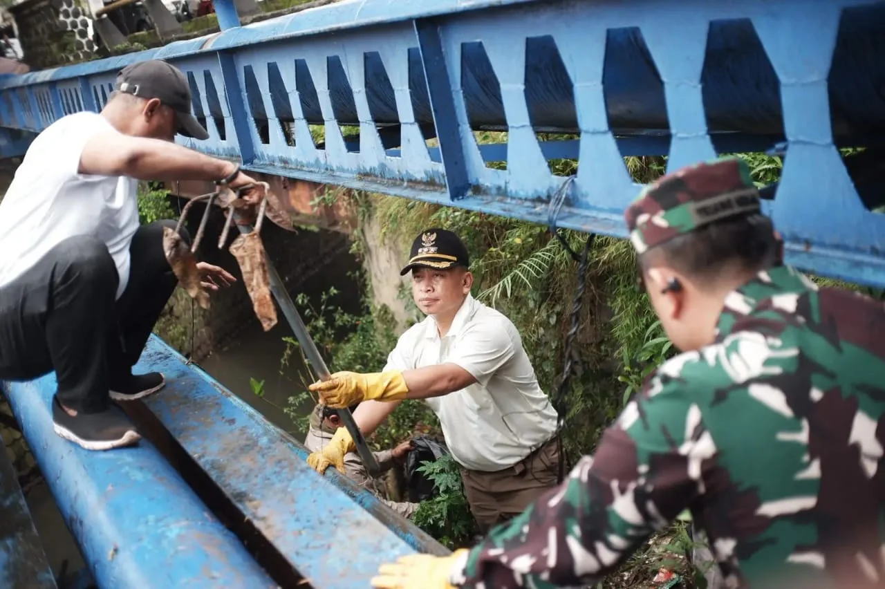 Wali Kota Depok Supian Suri turun untuk membersihkan sungai.